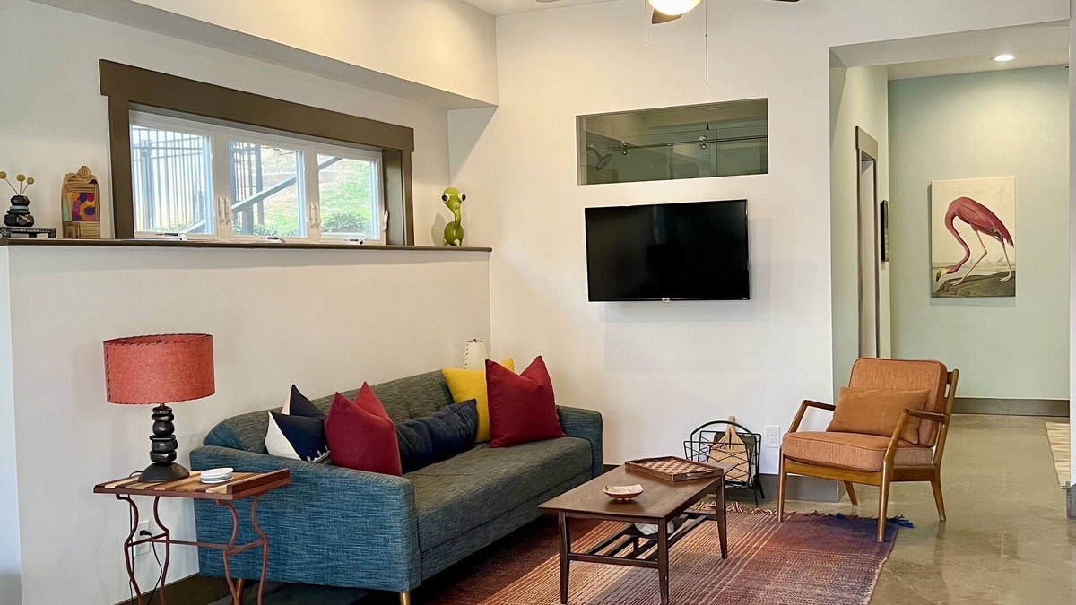 Huston - Courtland Apartment | Charming Montford FIVE ★ — Comfortable & Quiet — WALK Downtown