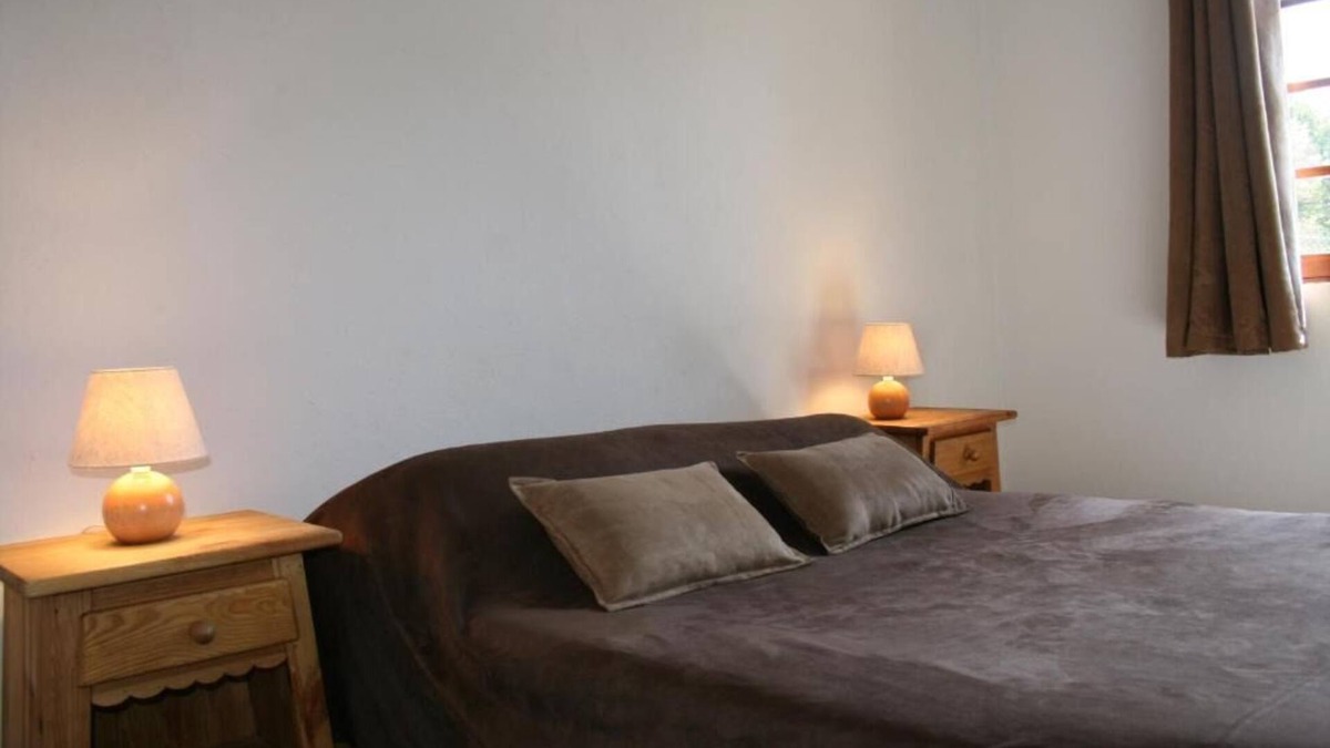 Guillaumes Hotel | Charming Mountain Room for Couple | 5 Min Scenic Stroll Nearby Hiking Trails
