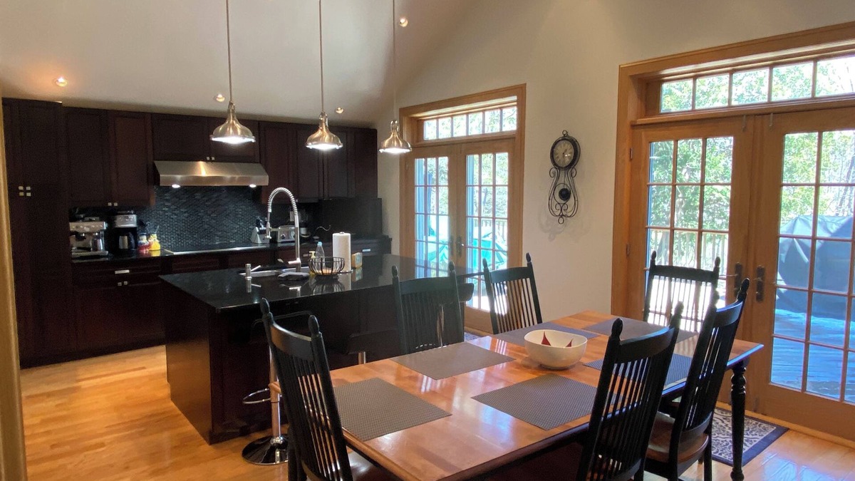 Windham House | Charming Mountain Retreat Lg Mod/Kit on Stream/Fire-pit/Hot Tub