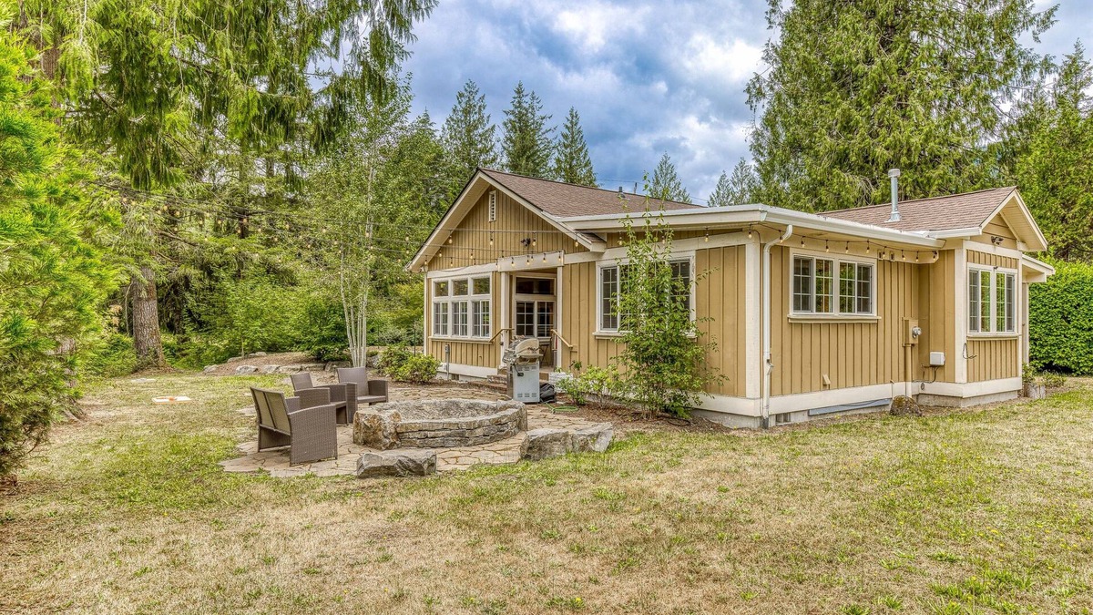 Marmot House | Charming mountain retreat with great deck views & fire pit - near skiing & golf