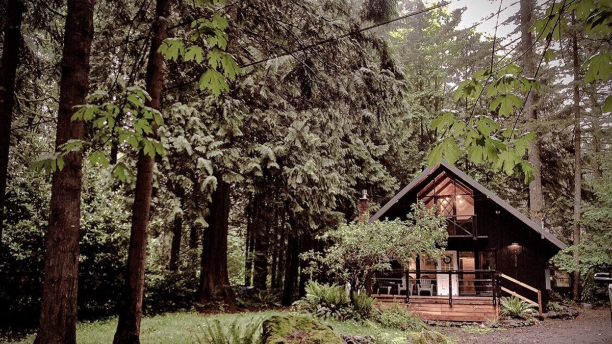 Welches Ski Chalet | Charming Mt Hood Chalet, minutes to Mt fun! Woodsy feel.