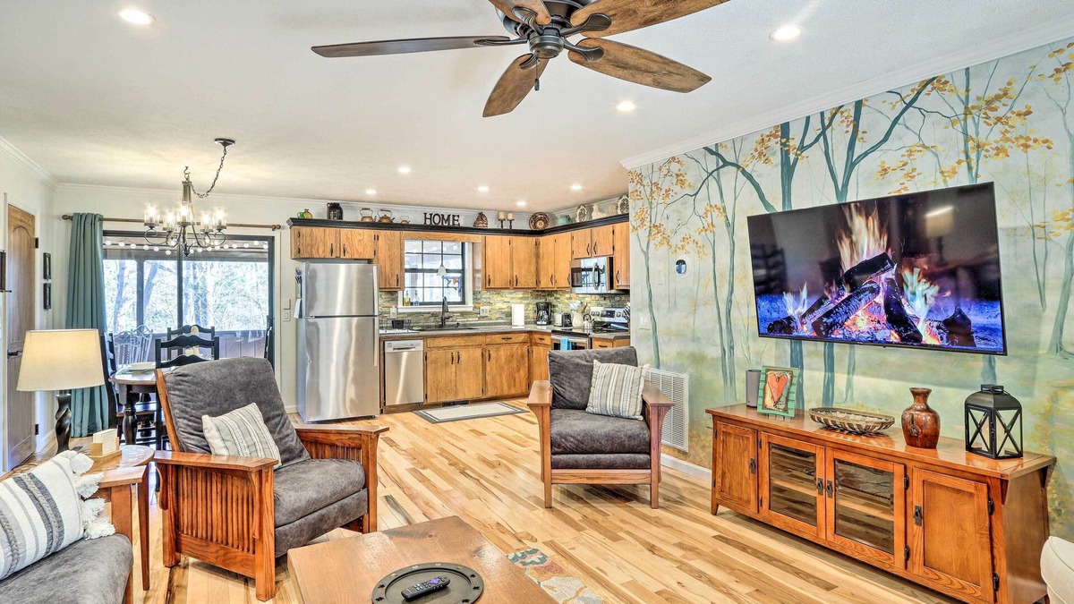 Murphy House | Charming Murphy Escape w/Fire Pit & Hot Tub!