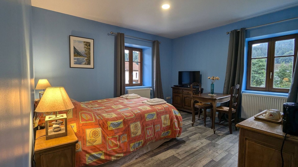 Rehaupal Bed & Breakfast | Charming Myosotis Room with Garden and DVD