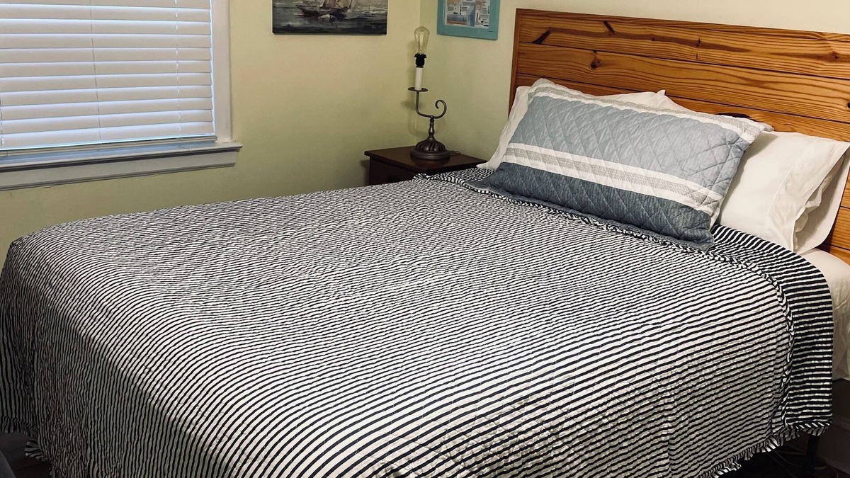 Washington Apartment | Charming, nautical themed 1-bedroom upstairs apartment in Washington ,NC