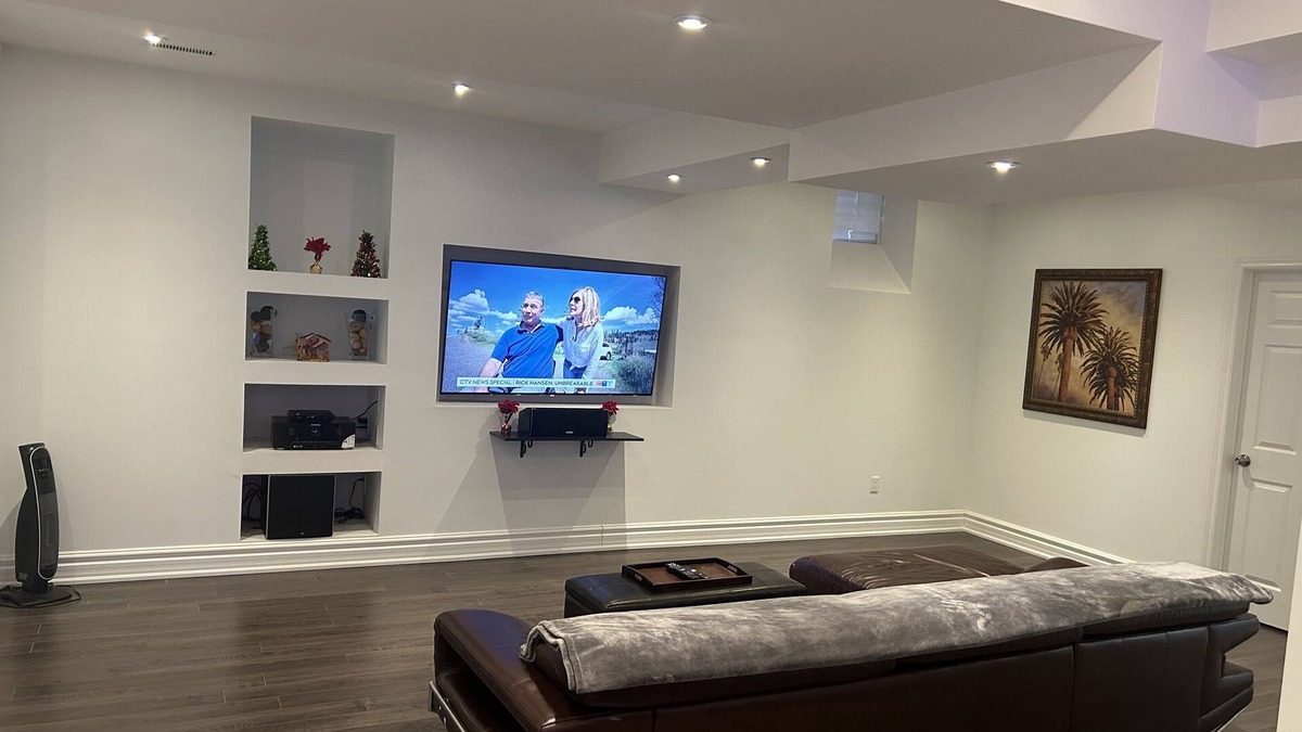 Churchill Meadows Apartment | Charming Nest: Your Cozy Getaway, close to shopping mall and a nearby theatre!