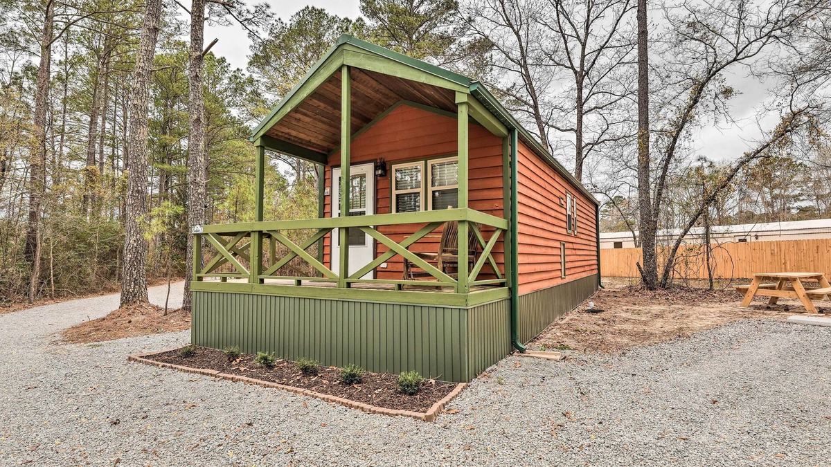 New Bern Cabin | Charming New Bern Log Cabin - Pets Welcome!