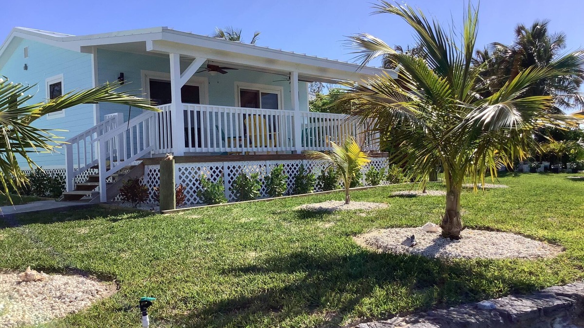 Williams Town Apartment | Charming New Blue Studio on water with dock, WiFi & AC in fun time Freeport