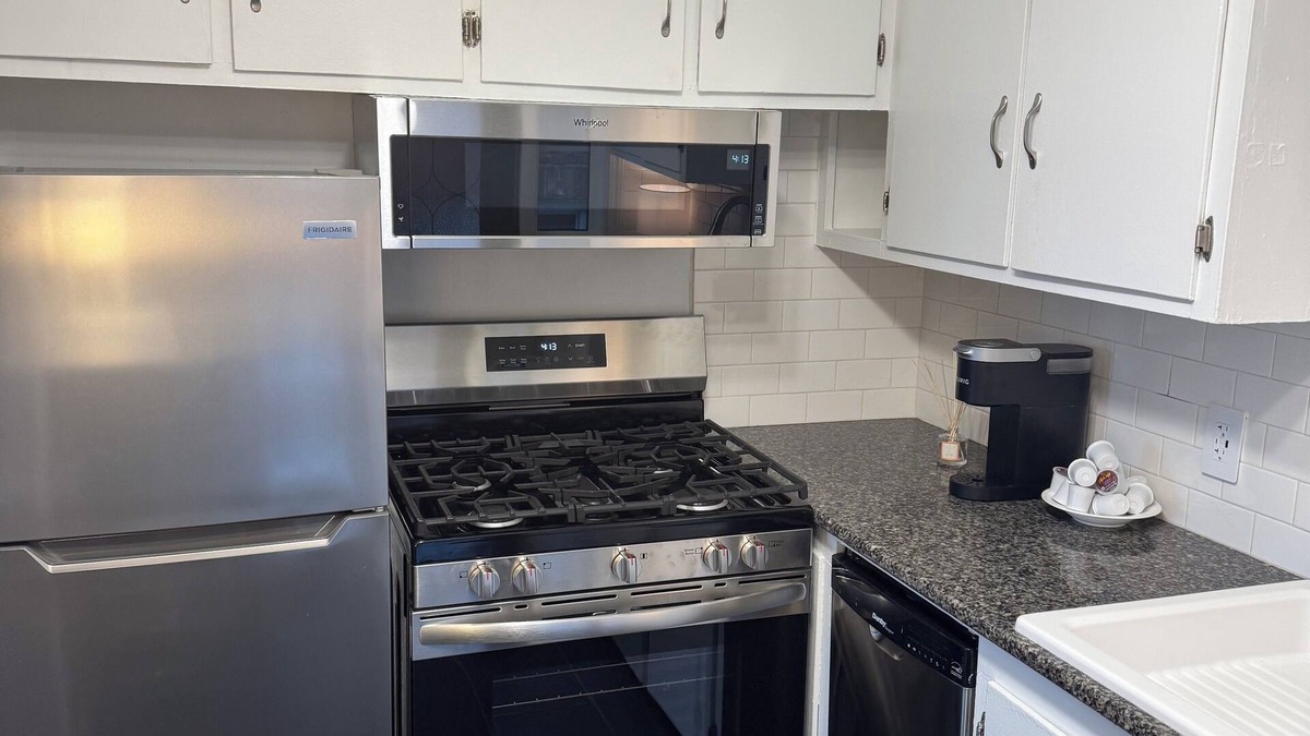 Joslyn Castle Apartment | Charming newly furnished Midtown colonial near UNMC