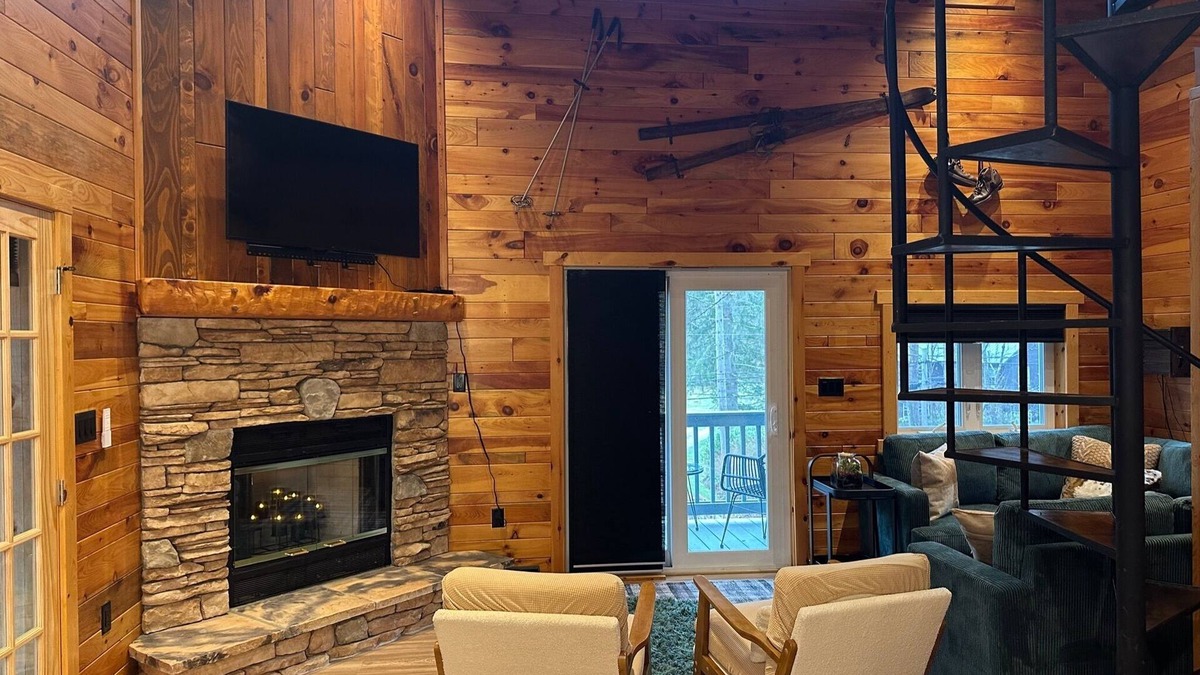 Champion Cabin | Charming, NEWLY Renovated, 3 Bedroom Cabin by the Creek, Minutes from 7 Springs