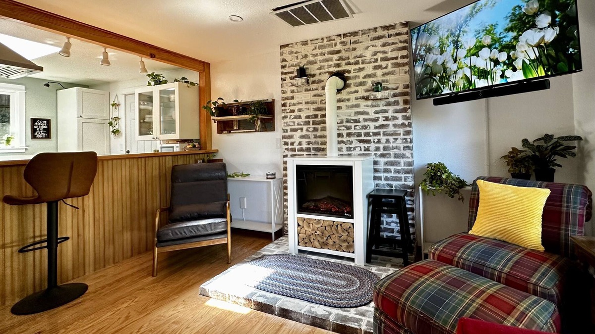 Mount Vernon House | Charming, Newly updated 3 BR Home on a corner lot in Mount Vernon