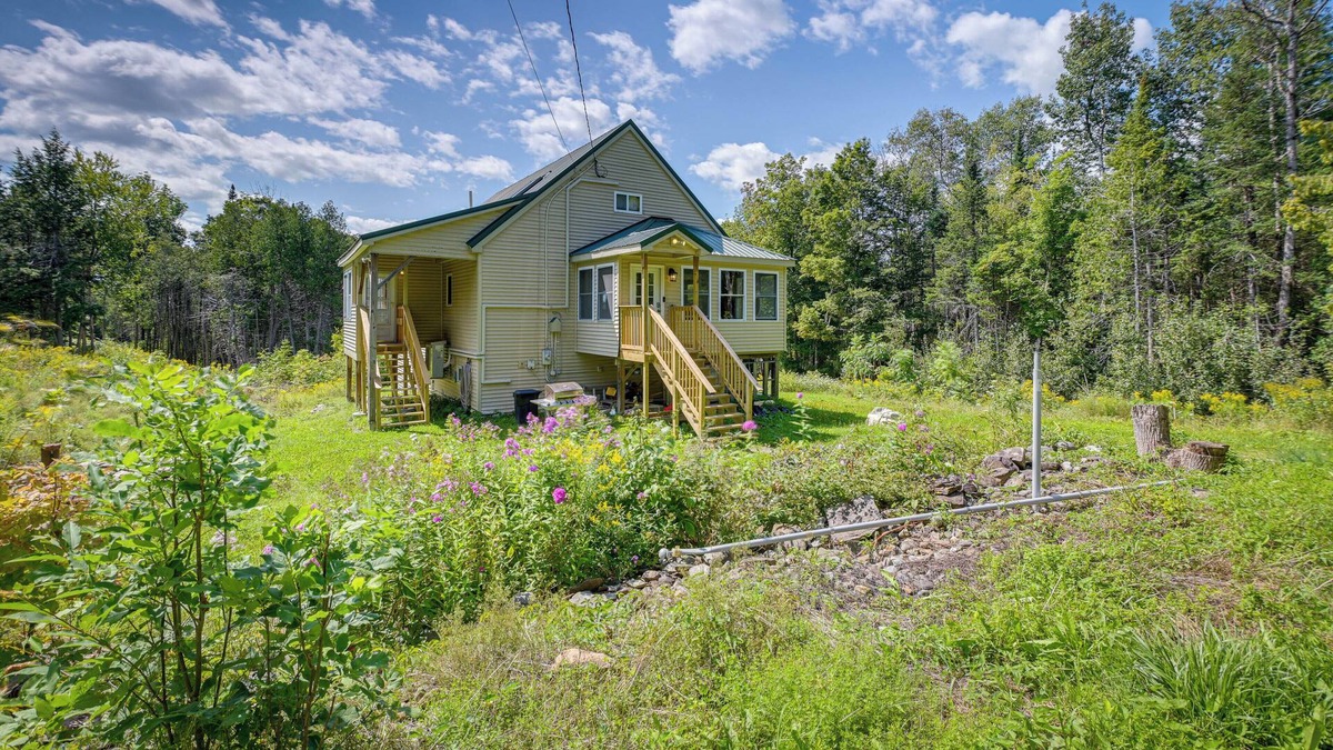 Newport Cabin | Charming Newport Cabin on 35 Acres!