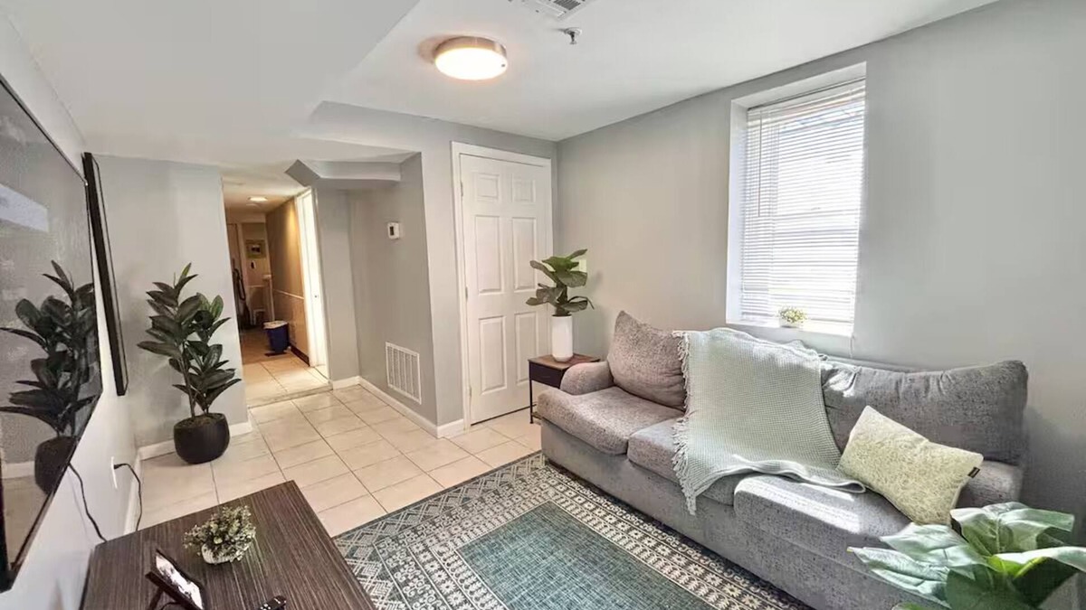North Bergen Apartment | Charming NYC-Themed Retreat in North Bergen – Just Minutes from Midtown!