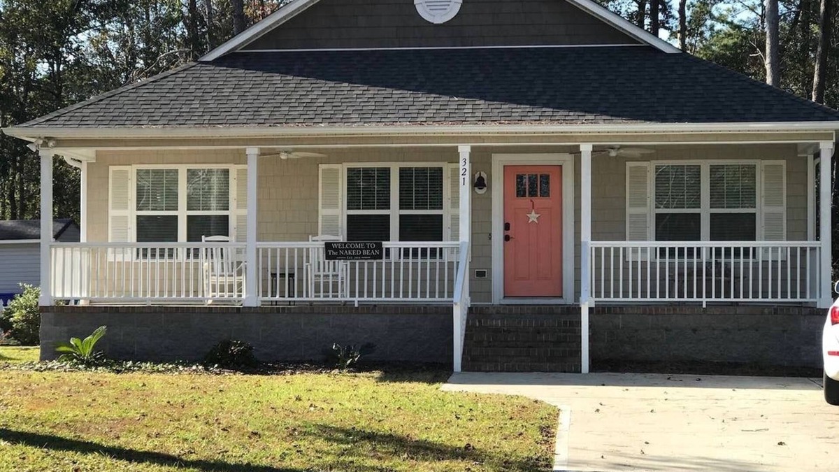 Tranquil Harbour House | Charming Oak Island Cottage - Close to Everything!