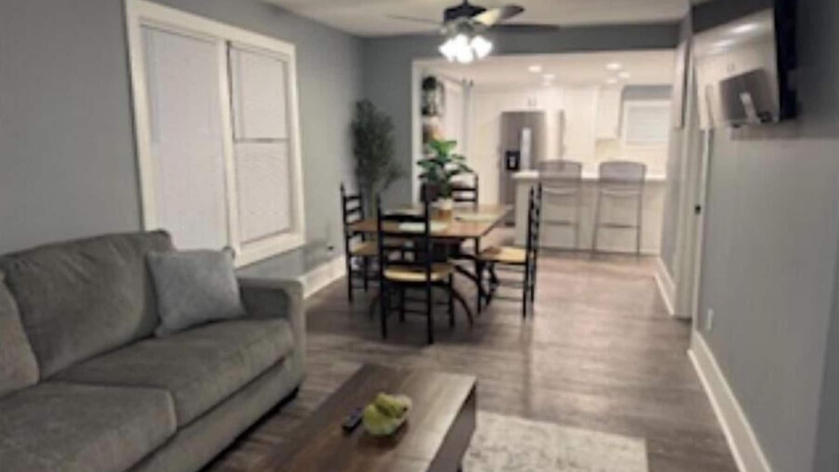 Taylorville House | Charming Oasis 2-bedroom house with AC, WiFi in small town Taylorville