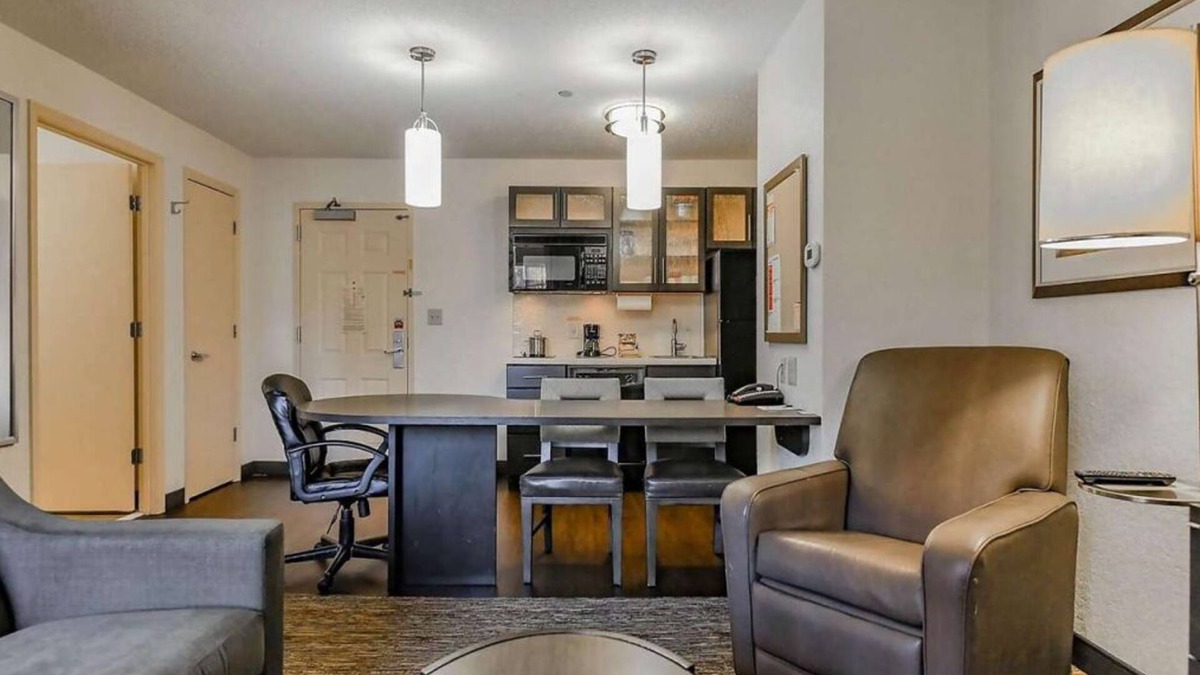 West Des Moines Resort | Charming Oasis in the Heart of West Des Moines! Full Kitchen, Pets Allowed!