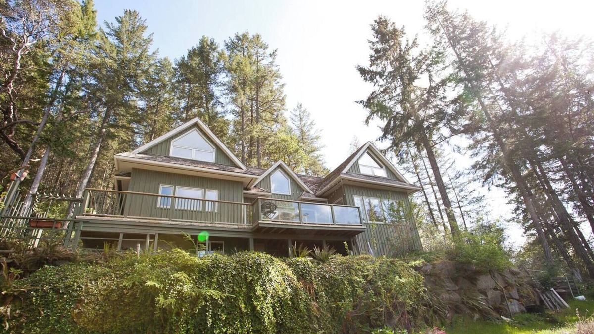 Madeira Park Cottage | Charming Ocean View Cottage with Private Sauna & Hot Tub