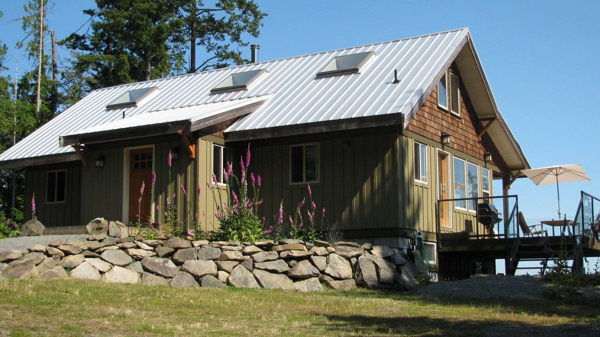 Pender Island House | Charming Ocean View House with Hot Tub