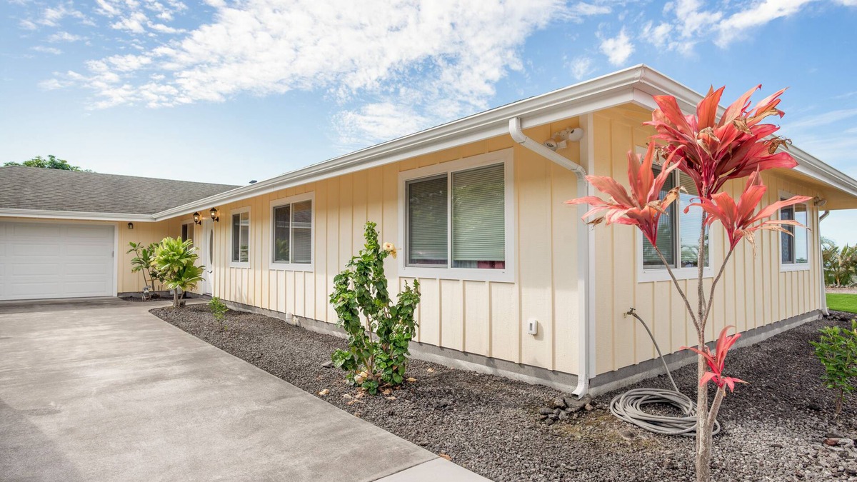 Kona Palisades House | Charming ocean-view home with large lanai, washer/dryer, & grill - snowbirds OK