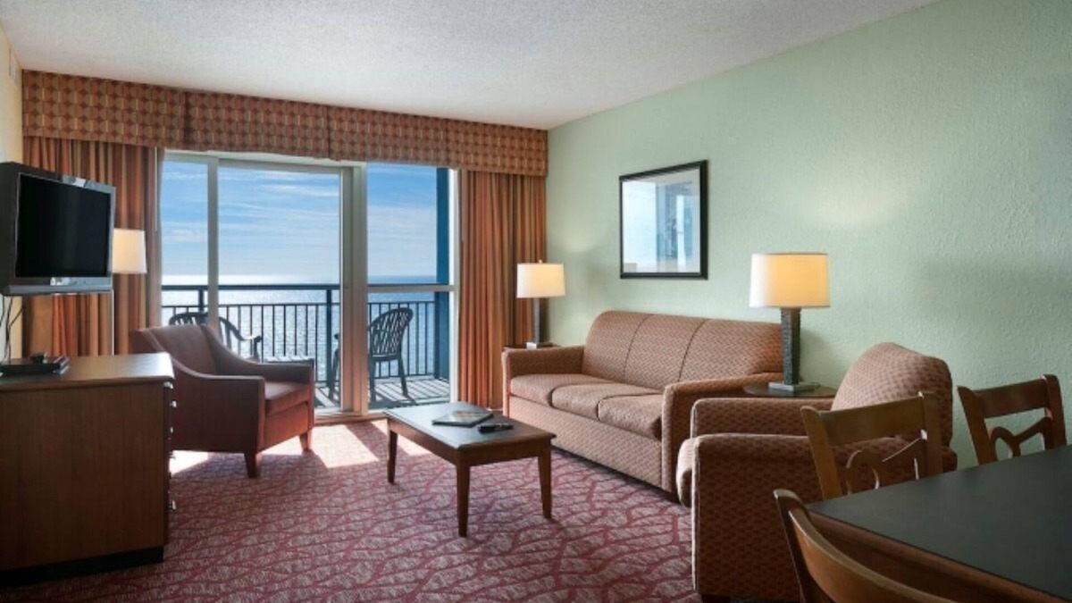 Downtown Myrtle Beach Condo | Charming Oceanfront One Bdrm Condo: MB Boardwalk