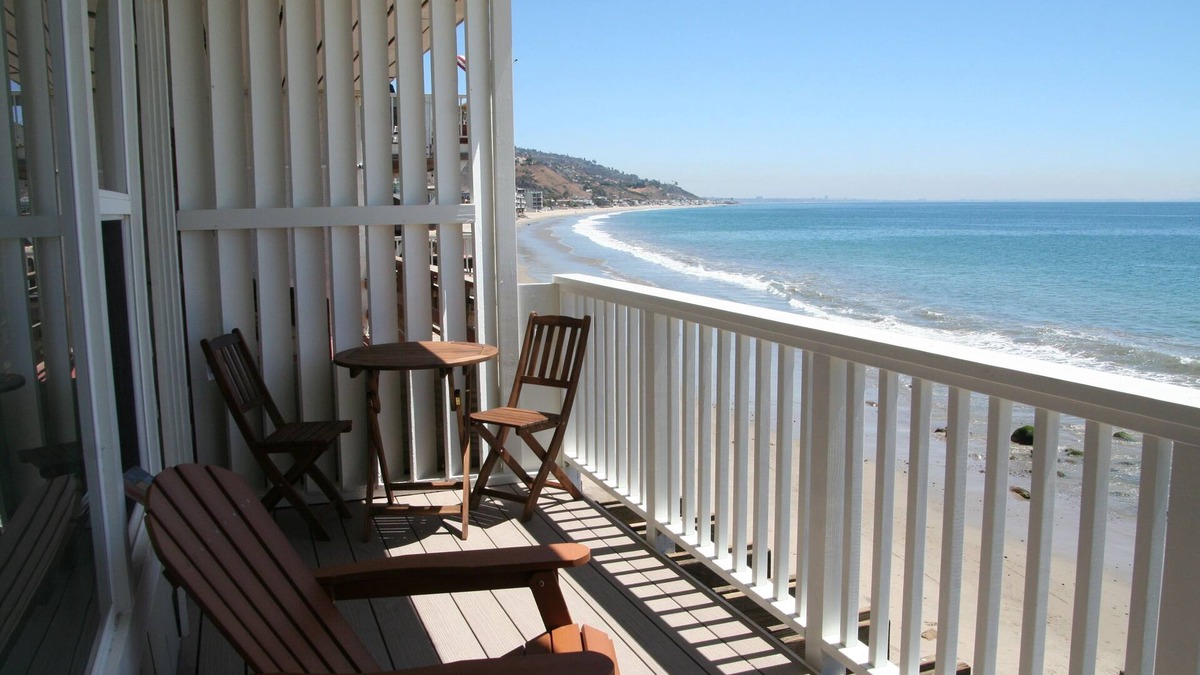 Eastern Malibu Apartment | Charming Oceanfront Get-Away on Sandy Carbon Beach - Stingray