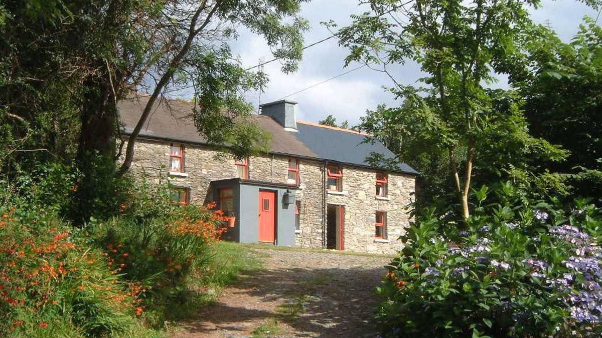Ahakista Cottage | Charming old cottage overlooking Dunmanus Bay