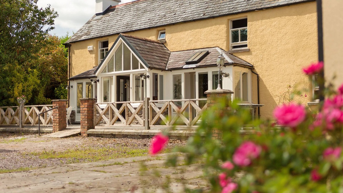 Macroom House | Charming Old Farmhouse, Beautifully Restored - ideal base to explore SW Ireland