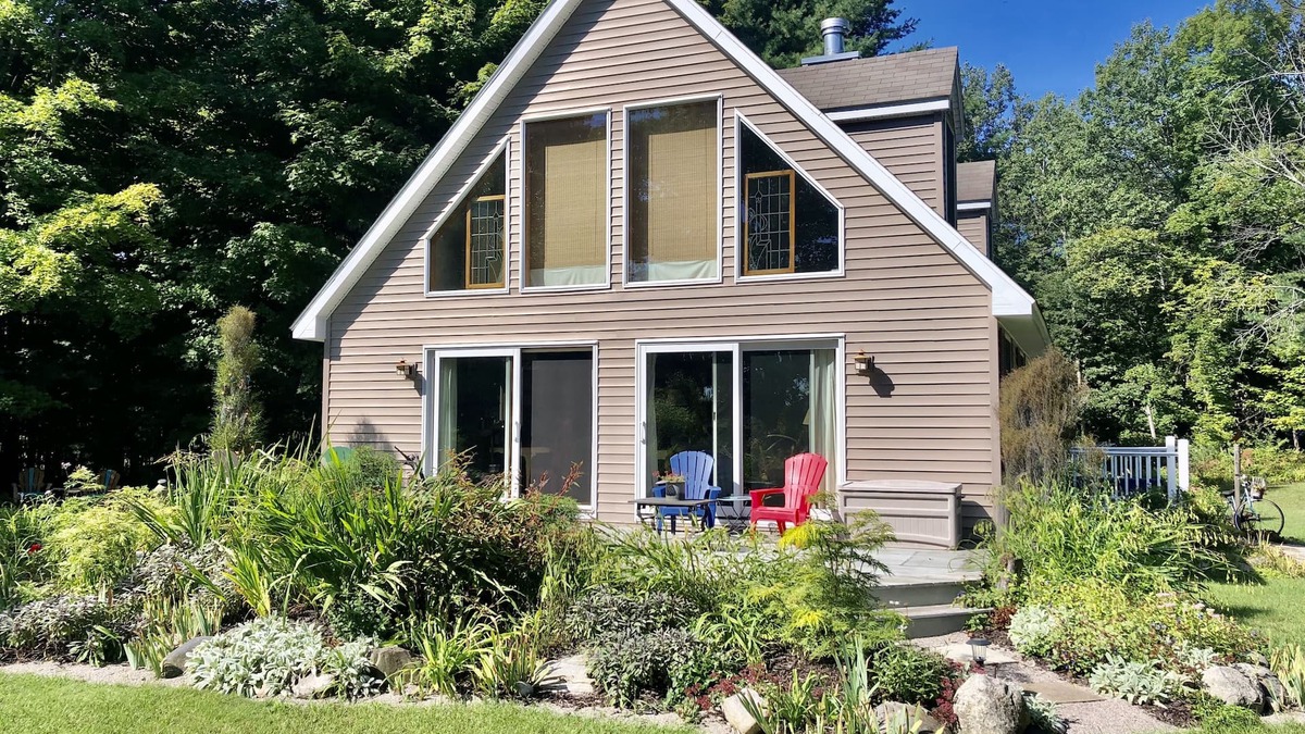 Omena Ski Chalet | Charming Omena house. Close to beach, Suttons Bay, Northport. Fire pit. A/C.