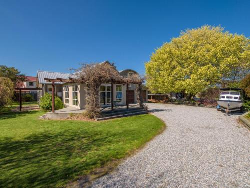 Wanaka House | Charming on Cherry - Wanaka Holiday Home