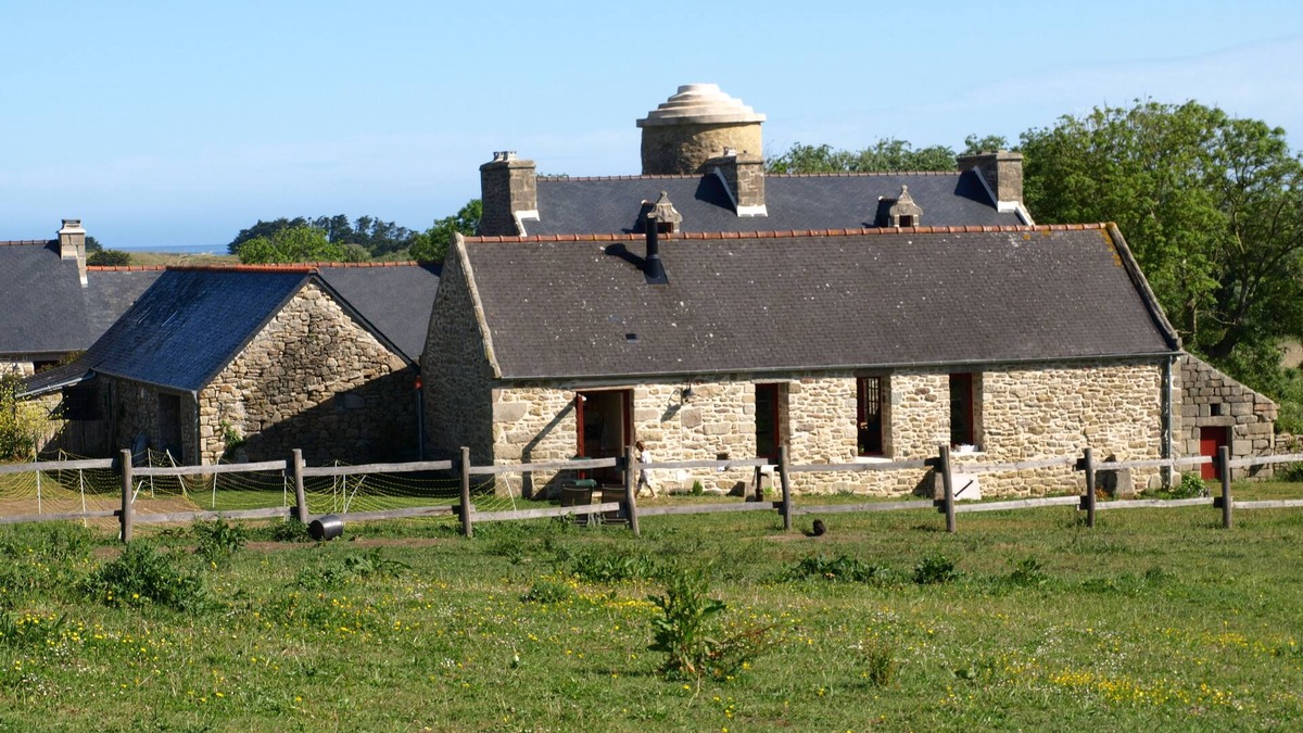 Ploudalmezeau Apartment | Charming one storey farmhouse by the sea