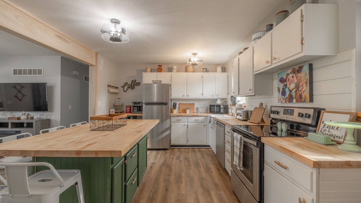 St. Charles House | Charming open 4bd and screen-in porch! Sleeps 10!