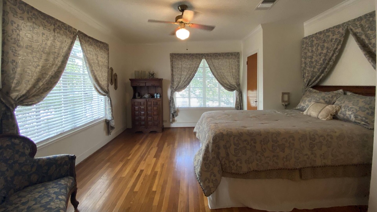 Brenham House | Charming original 1940's home in the heart of downtown Brenham