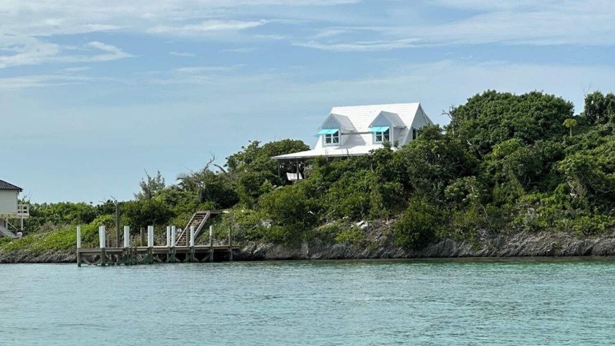 Lubbers Quarters Cay House | Charming Out-island Cottage with Private Dock on Tilloo Cay