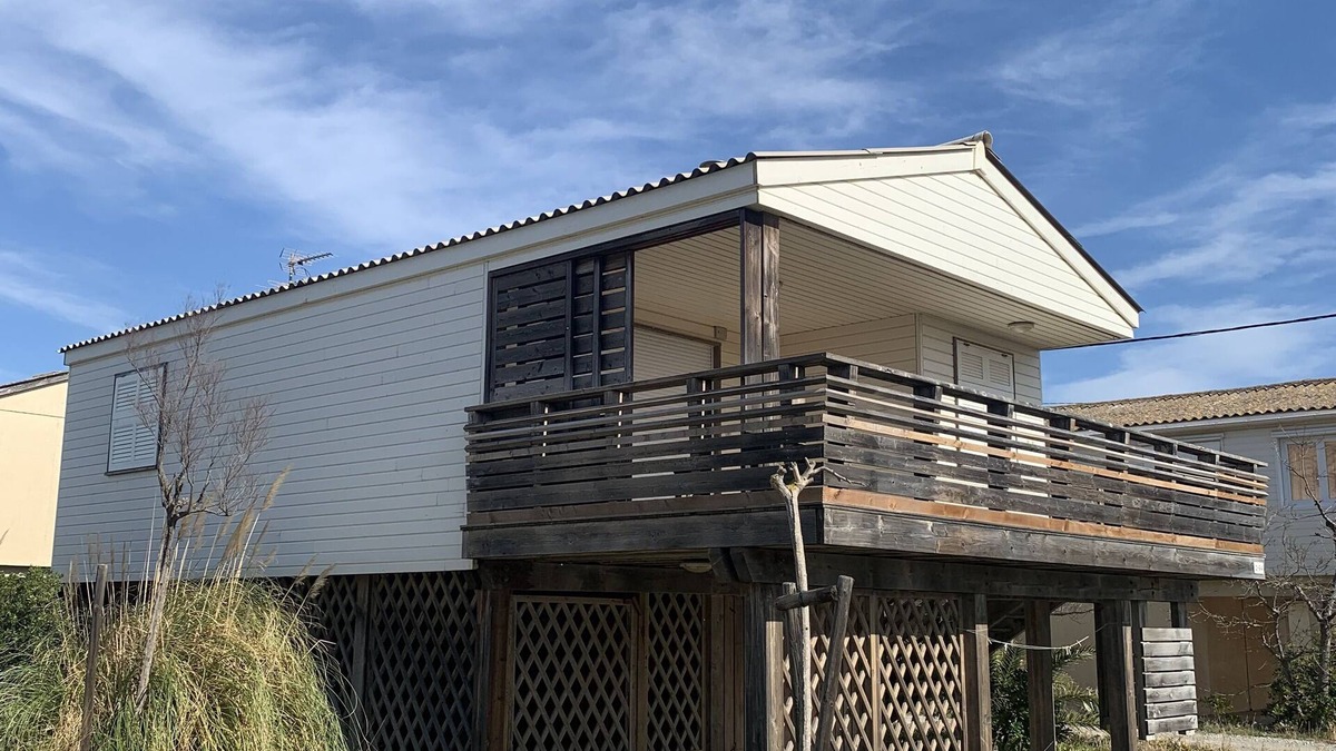 Gruissan Plage House | Charming overwater chalet "Le Dolce Vita" in Gruissan, 200 metres from the beach