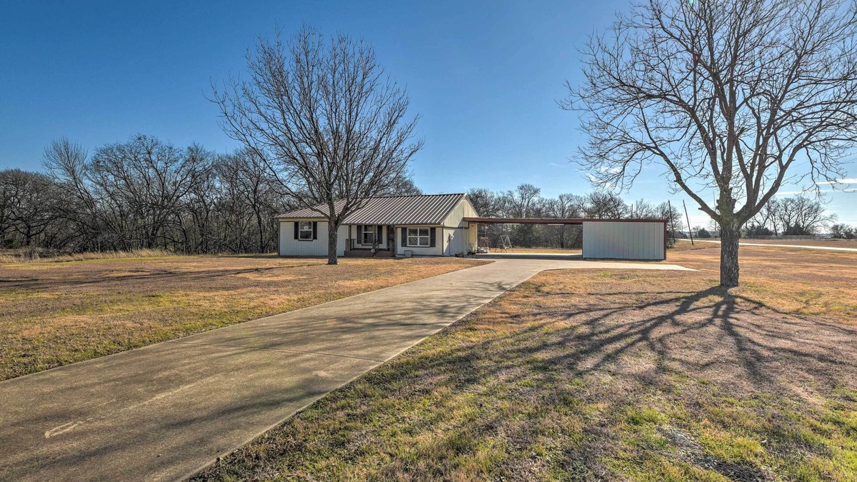 Ellis County House | Charming Palmer Family Home on 5 Acres!