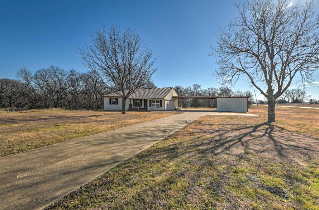 Ellis County House | Charming Palmer Family Home on 5 Acres!