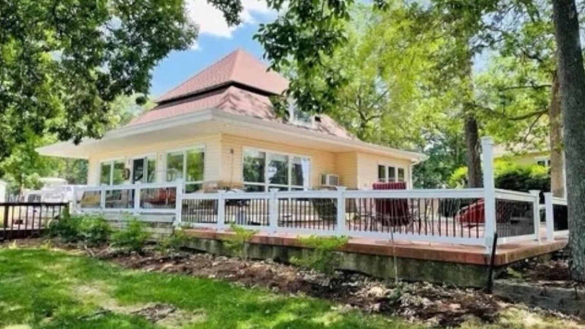 Effingham Cottage | Charming Panoramic Lake House WITH POOL on Lake Sara
