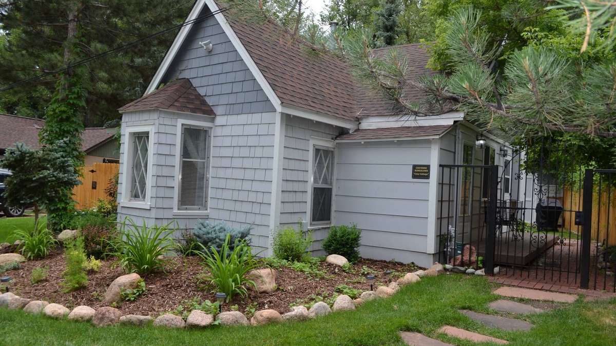 Broadmoor House | Charming, Peaceful and Newly Renovated 2 Bedroom Cottage!