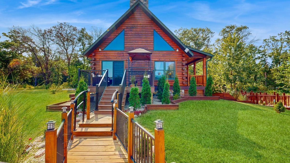 Friendship Cabin | Charming & peaceful cabin with fire pit, deck, & great nature views - near golf