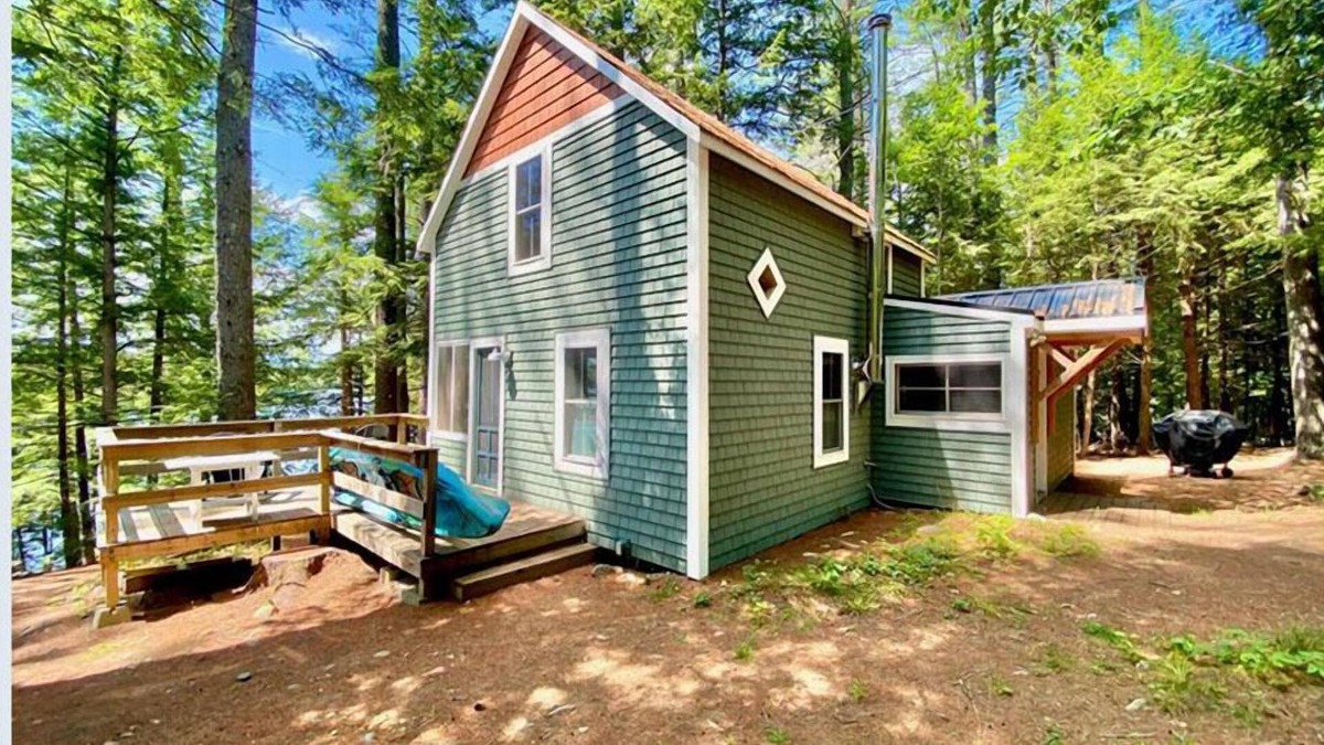 Readfield House | Charming, peaceful Maranacook waterfront camp nestled in the pines