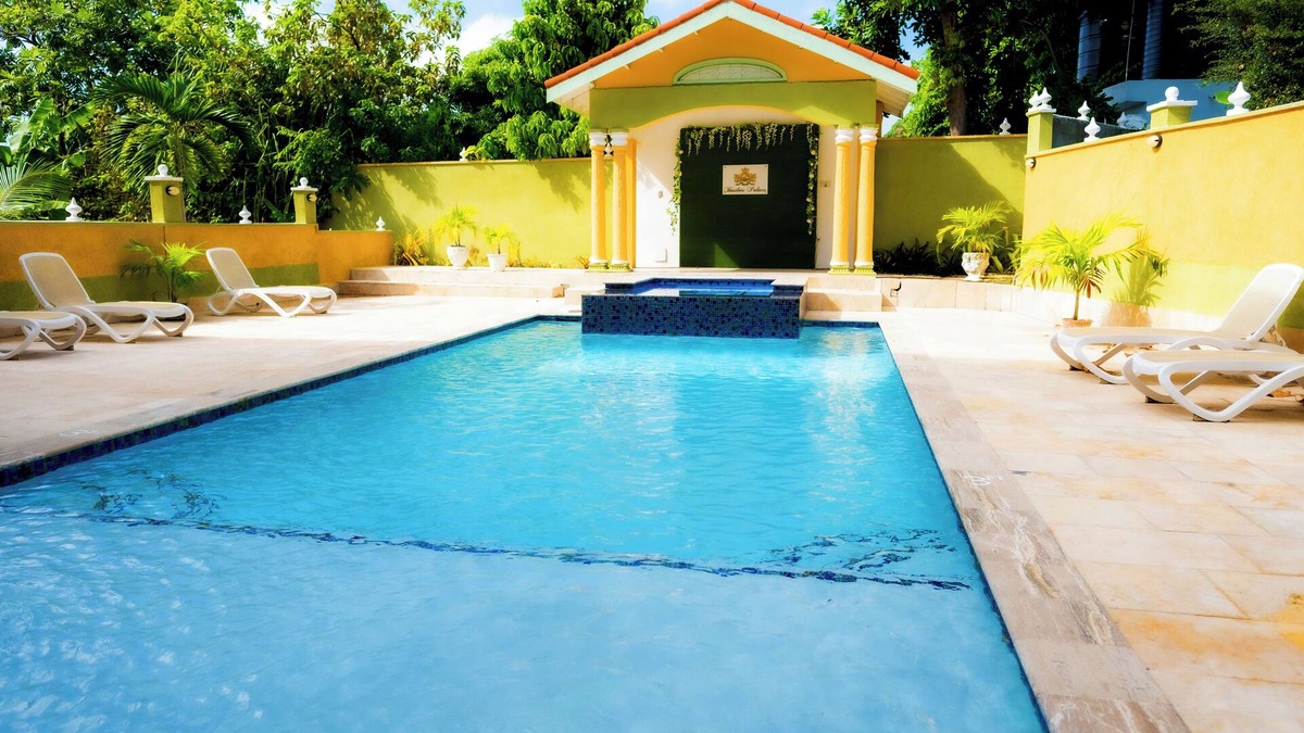 IronShore Estates Hotel | Charming Peach Retreat: Cozy Twin Beds with Poolside Views in Montego Bay