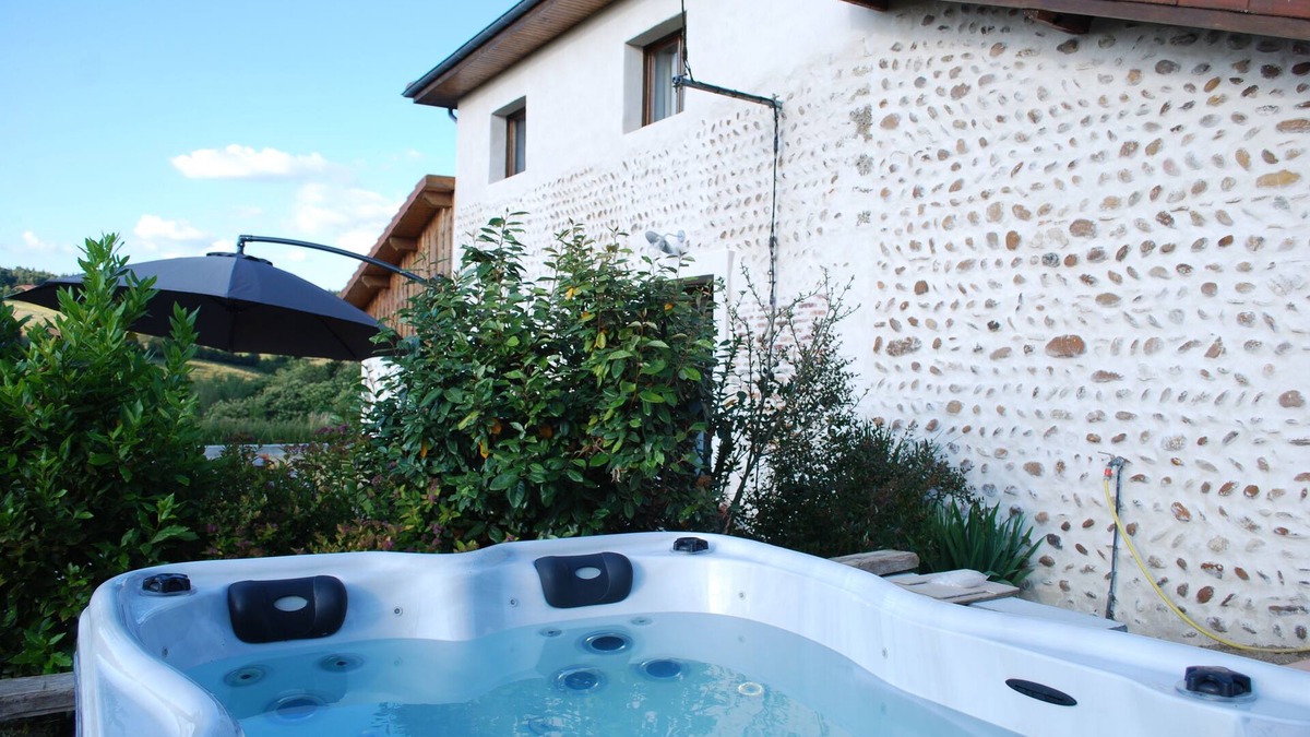 Roybon Other | Charming pebble house, outdoor jacuzzi, on the edge of the woods