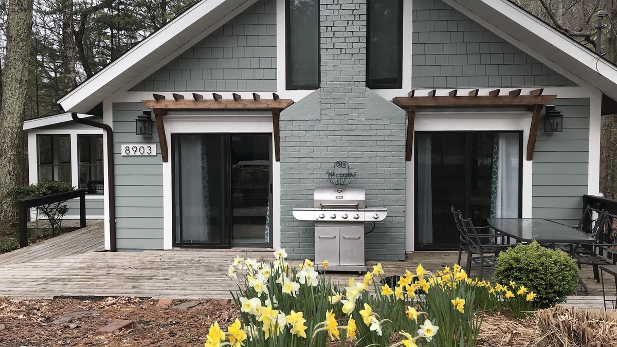 Pentwater Cottage | Charming Pentwater Cottage with Association Pool and Shared Lake Michigan Beach