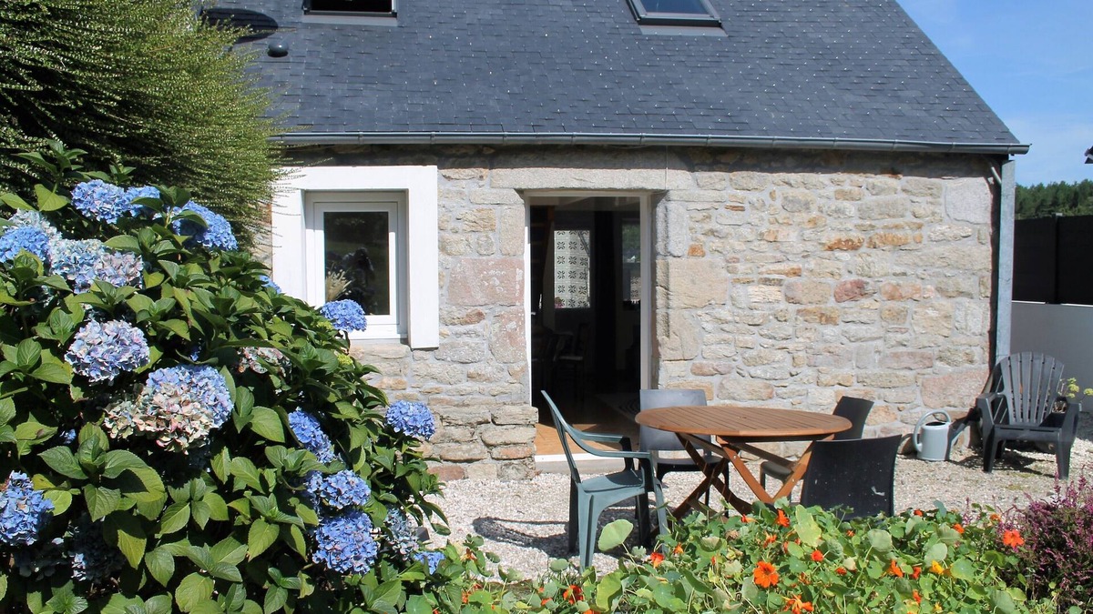 Saint-Evarzec House | Charming penty, 3* gite, enclosed garden with trees
