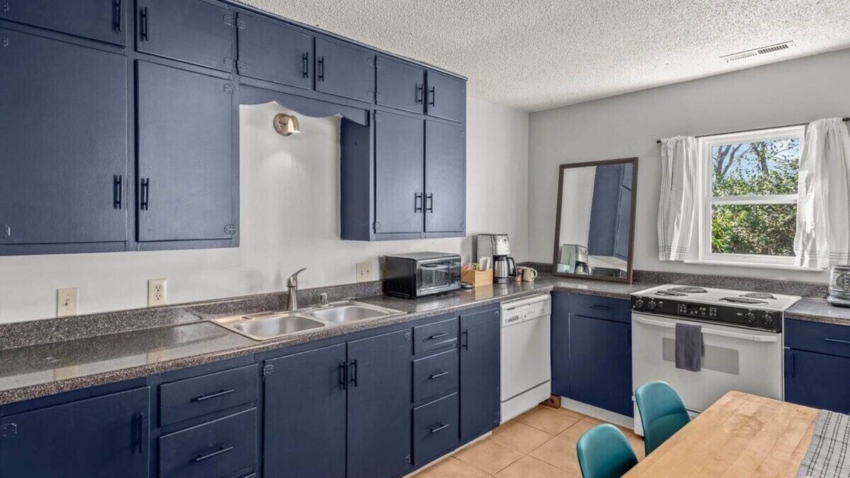 Fayetteville Cabin | Charming Pet-Friendly Cottage Near U of A