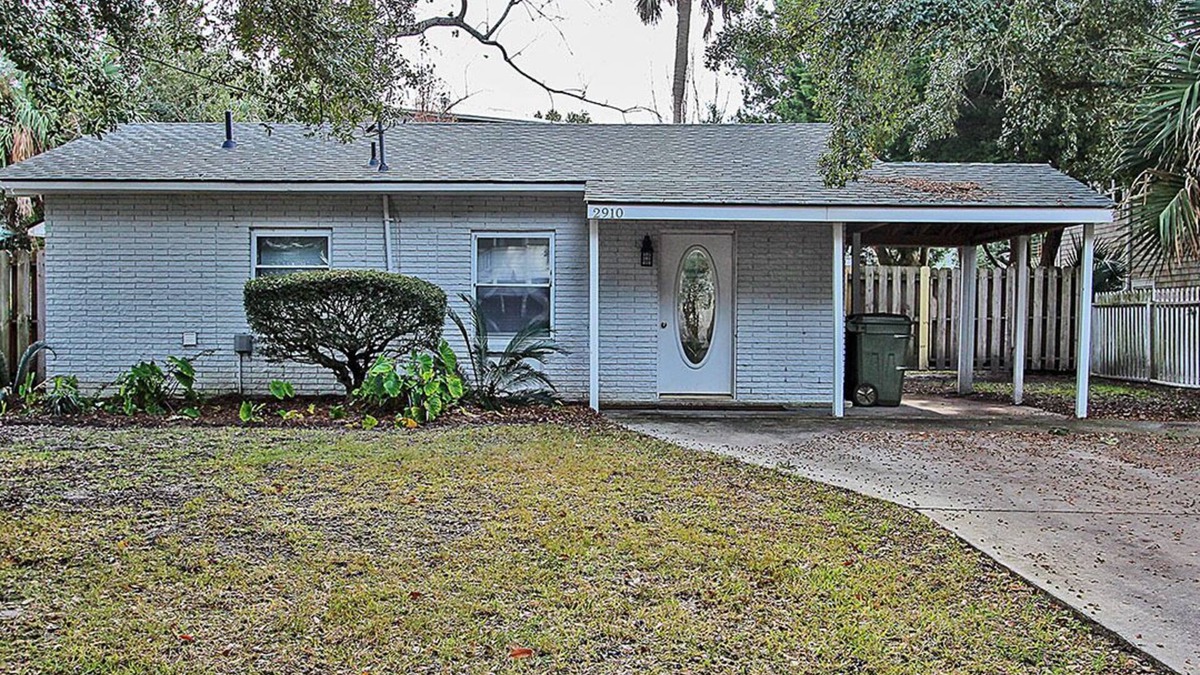 Isle of Palms House | Charming Pet Friendly Home, fenced in back yard, Close to Beach!