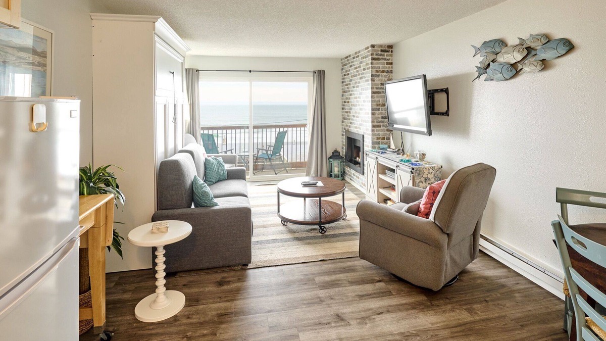 Lincoln City Condo | Charming, pet-friendly condo with pool/hot tub access, and great ocean views is "Shore To Please"
