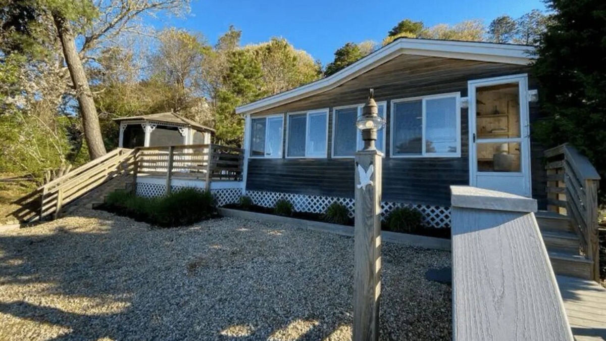 South Dennis Cottage | Charming pet friendly cottage steps from Follins Pond.