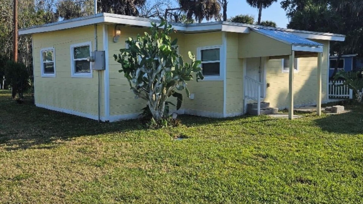 Moore Haven House | Charming Pet Friendly 3-bedroom 1- Bath house with WiFi & AC in Moore Haven