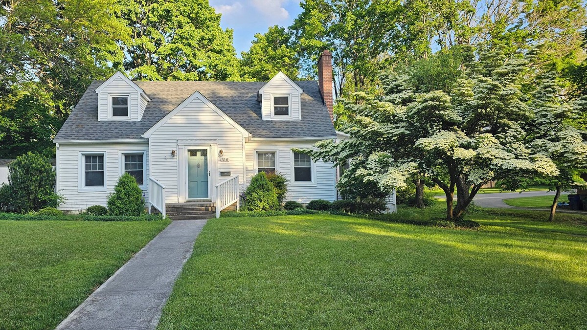 Blacksburg House | Charming, pet friendly 4-bedroom house, close to VT and downtown Blacksburg.