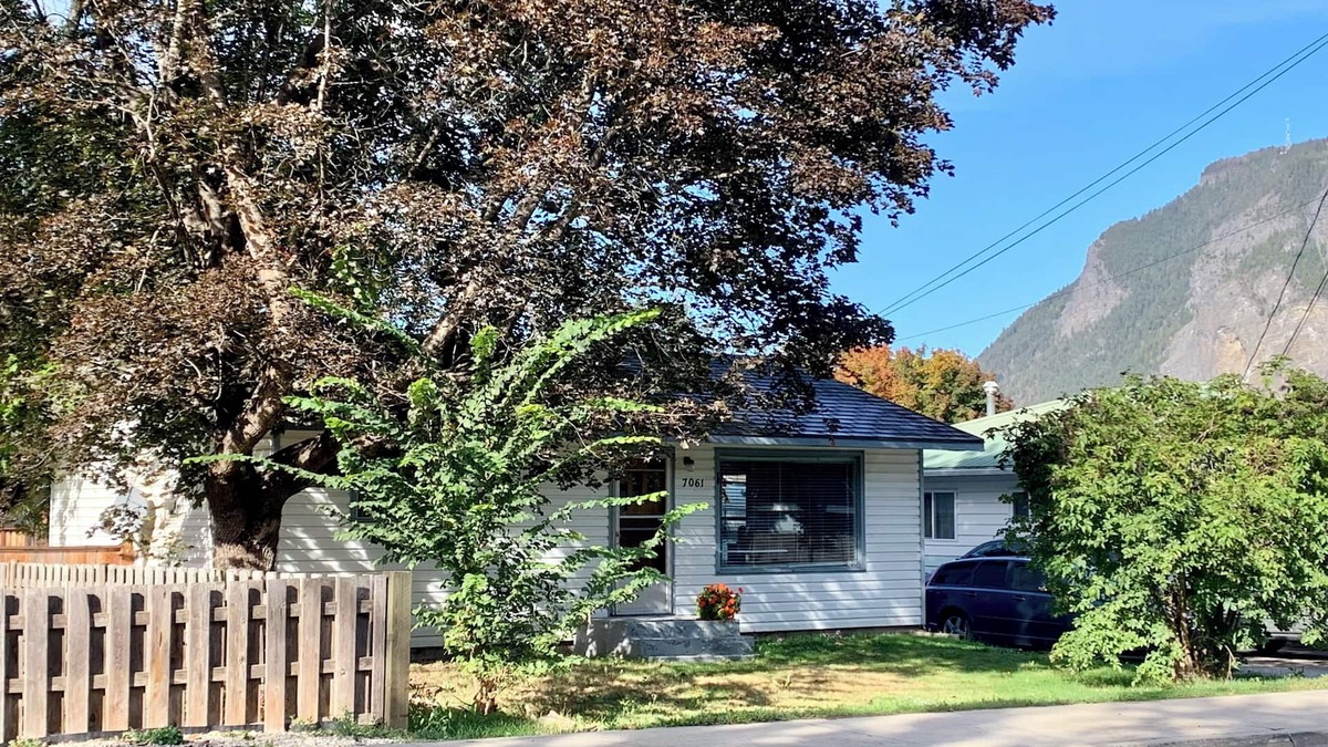 Canoe House | Charming pet friendly 2-bedroom family home in Canoe with WiFi and AC 🏳️🌈🏳️⚧️🇺🇦☮️